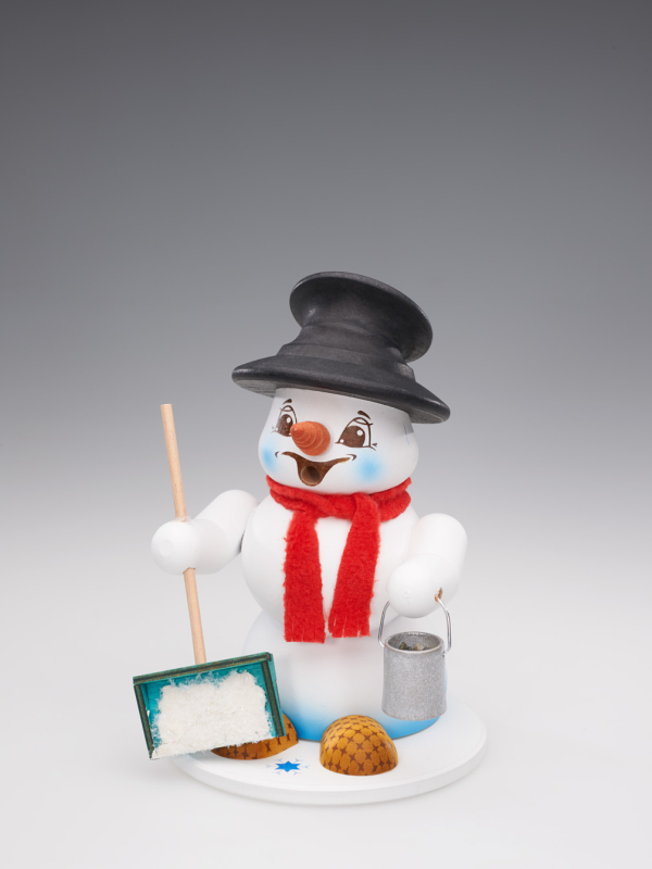 Schneemann Sigi mittel Schneeschieber als Räuchermann